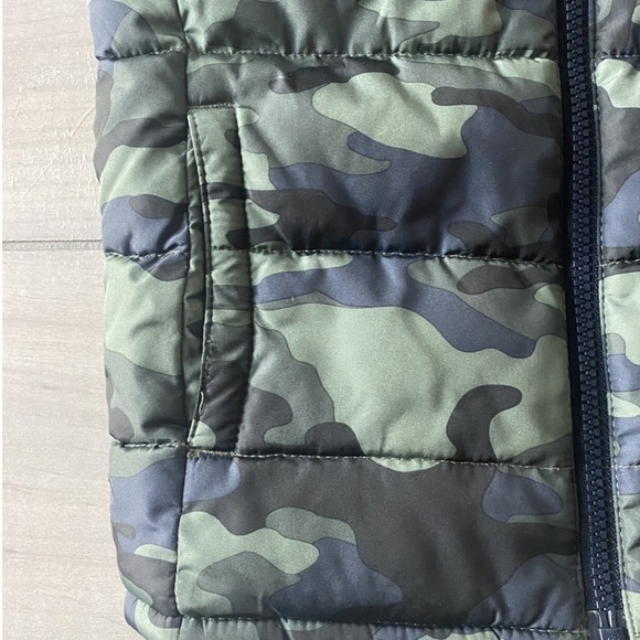 Gap Kids Navy & Green Camo Puffer Vest - Picture 4 of 10